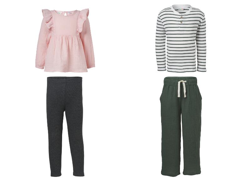 Kinderkleding sets: roze ruches top met grijze legging, gestreepte top met groene broek.