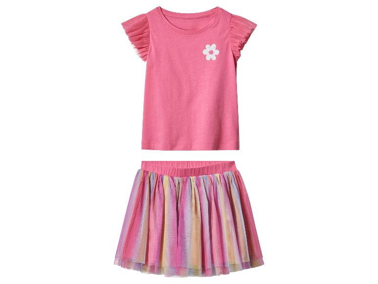 Roze top met korte mouwen en witte bloem en een regenboogkleurige tule rok voor kinderen.