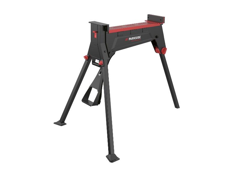 Een zwart-rode draagbare werkbank met inklapbare poten, op een witte achtergrond.