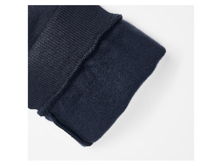 Gedetailleerd beeld van donkerblauwe gebreide stof en fleece voering.