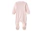 Achteraanzicht van een lichtroze babyboxpakje met voetjes.