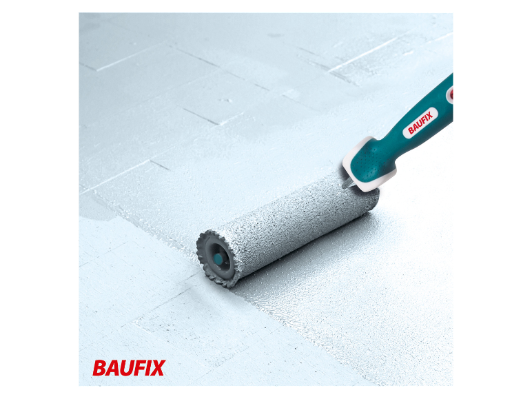 Baufix verf wordt met een roller aangebracht op de vloer.