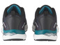 Twee zwarte sneakers met teal accenten.