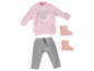Een roze trui met een hartje, grijze broek en roze laarzen voor een pop.