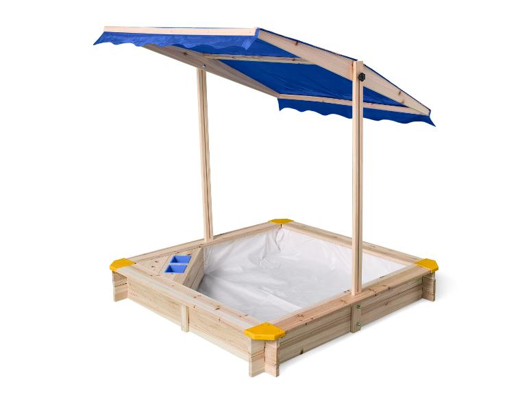 Houten zandbak voor kinderen met blauw zonnescherm en gele hoekstukken