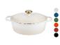 Crèmekleurige gietijzeren braadpan met gouden knop, getoond met kleurstalen.