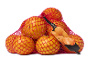 Verse sinaasappels in een rood net tegen een zwarte achtergrond.
