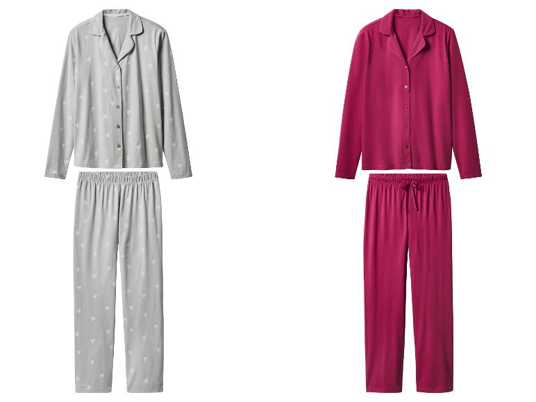 Twee pyjamasets: één grijs met hartjes en één fuchsia.