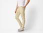 Beige chino's en nette schoenen.