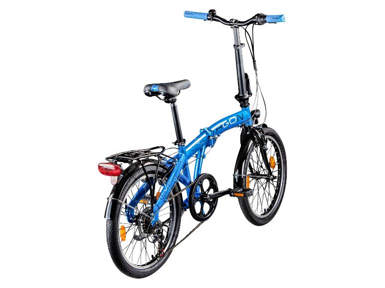 Blauwe vouwfiets met bagagedrager en verlichting, op een witte achtergrond.