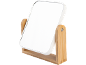 Tafelspiegel met wit frame en houten standaard.