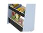 Houten winkelschap met speelgoedvoedsel: ontbijtgranen, pasta, kaas en bloemen.