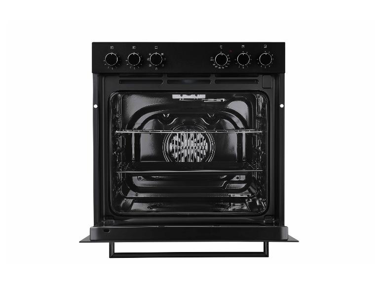 Zwarte elektrische oven met open deur en bedieningsknoppen.