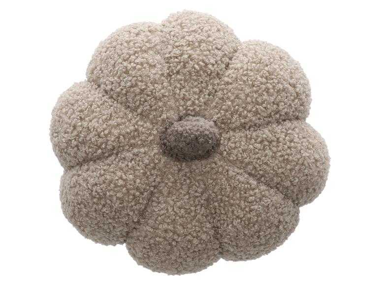 Beige pluche kussen in de vorm van een pompoen.