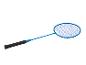 Een blauwe badmintonracket met een zwart handvat.