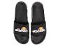 Paar zwarte slippers met een kleurrijk logo op de band.