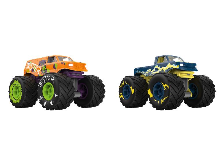 Twee monstertrucks, één oranje met 'Jester'-branding en één blauw met bliksemschichten.