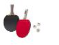 Twee Crivit tafeltennisbatjes (rood en zwart) en drie Crivit tafeltennisballen.