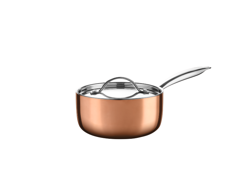 Koperkleurige steelpan met deksel en metalen handvat.