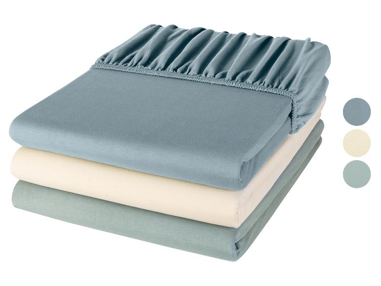 Drie bedlakens in verschillende kleuren.