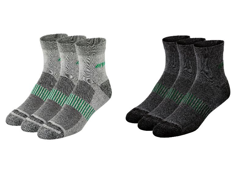 Drie paar grijze en drie paar zwarte sokken met strepen.