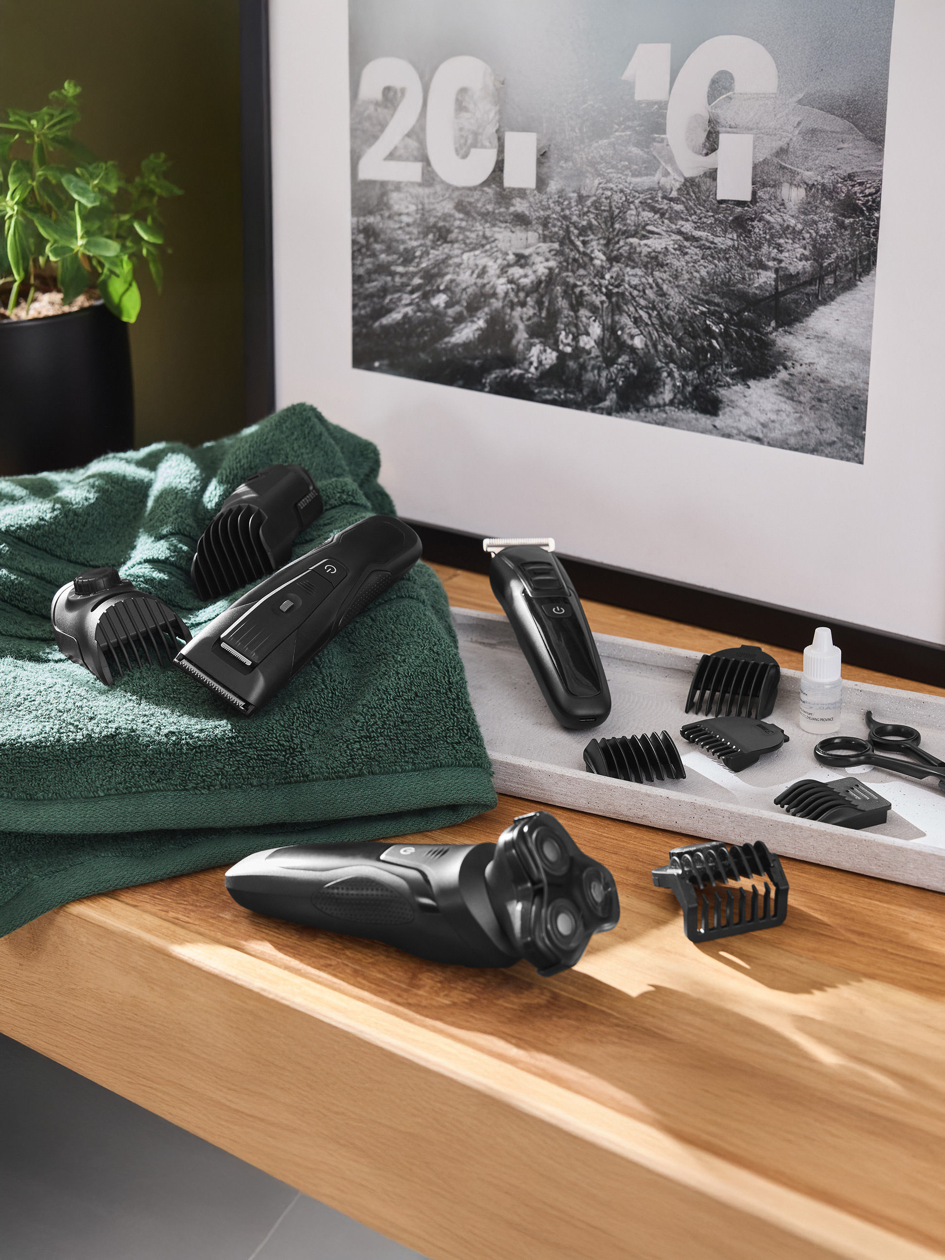 Haar- en baardverzorgingsset met scheerapparaat, trimmer en accessoires.