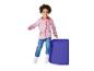 Lachend meisje in een roze hoodie met 'GO OUTSIDE AND EXPLORE' tekst, blauwe jeans en witte sneakers.
