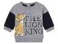 Een grijze en blauwe babytrui met een print van Simba uit The Lion King.