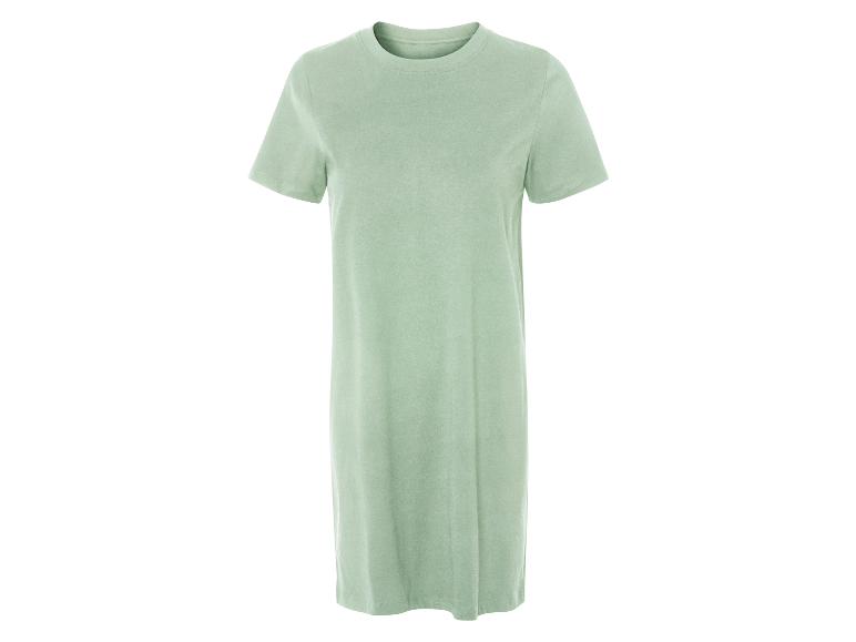 Een lichtgroene t-shirtjurk.