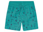 Turquoise zwemshorts met een print van palmbomen, boten en surfplanken.