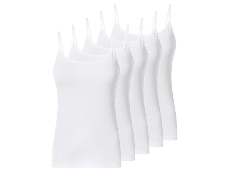 Vijf witte camisole tops met dunne bandjes, diagonaal gestapeld.