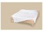 Wit dekbed met golvend patroon op een houten bed met beige lakens