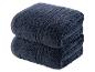 Twee donkerblauwe handdoeken, opgevouwen.