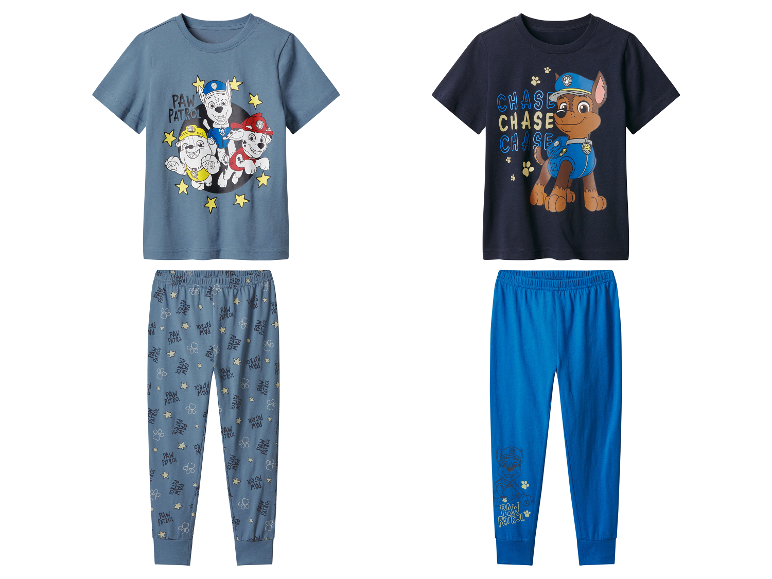 Paw Patrol pyjama voor jongens: blauw shirt en grijze broek, donkerblauw shirt en blauwe broek.