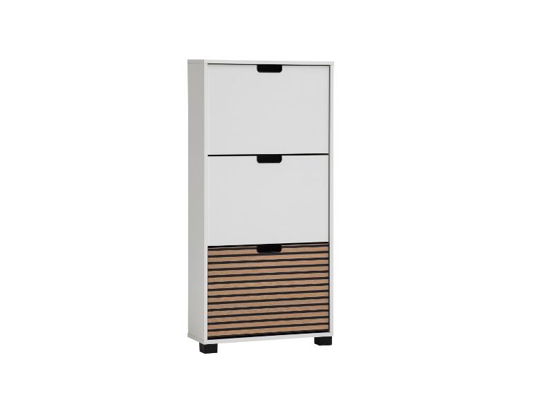 Witte schoenenkast met drie vakken, waarvan de onderste een lattenhouten design heeft.