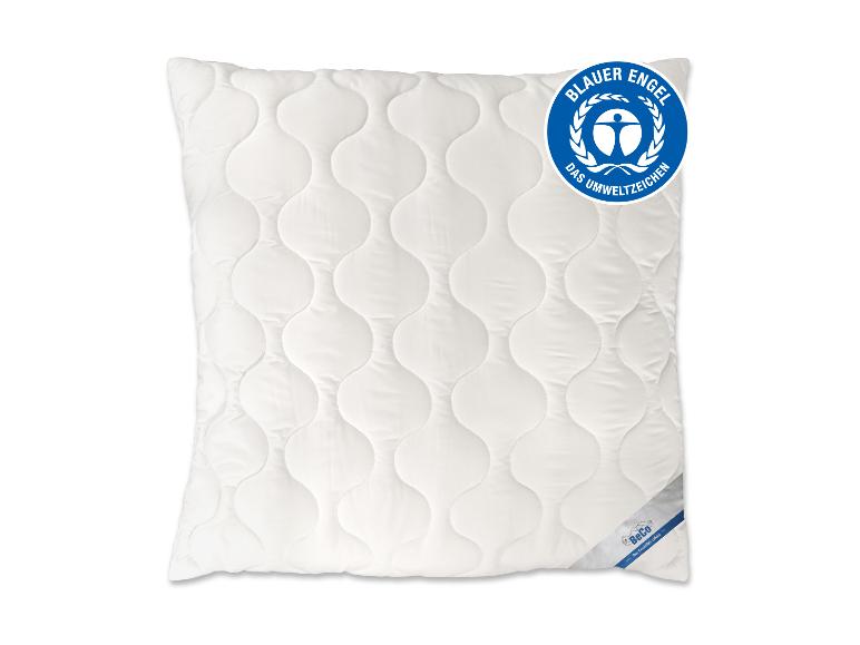 Wit gewatteerd kussen met „Blauer Engel” label en BeCo logo.