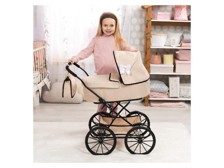 Meisje met poppenwagen in een kinderkamer.