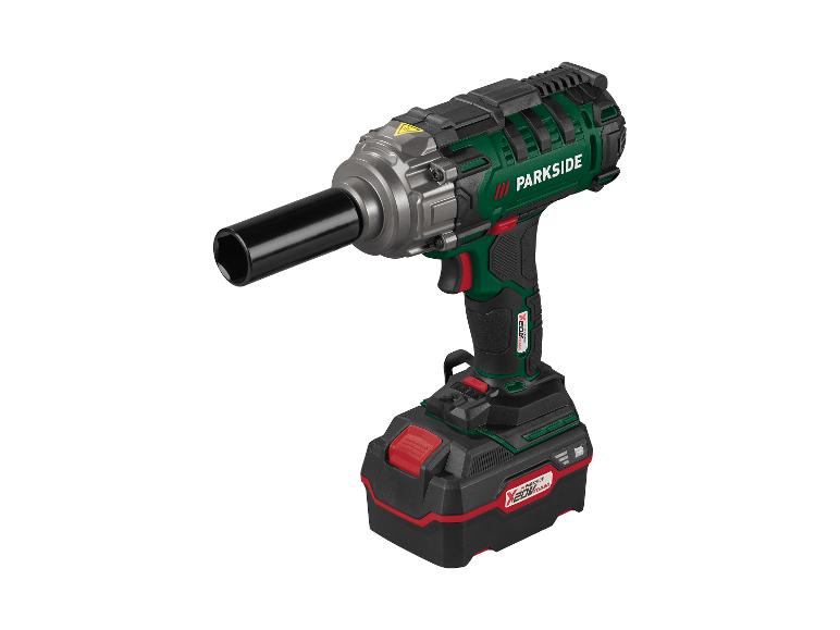 Accu-slagmoersleutel met dop, in groene, zwarte en rode kleuren.