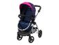 Een donkerblauwe kinderwagen met roze accenten.