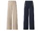 Twee wijde broeken: beige met knopen in de taille en marineblauw met decoratieve zijknoppen.