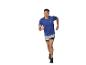 Man in blauw T-shirt en grijze hardloopshorts.