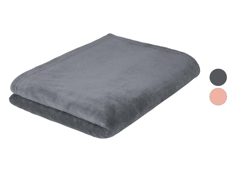 Zachte, pluche dekens in grijs en poederroze.