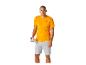 Geel t-shirt en grijze shorts; waterfles.