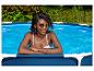 Vrouw in bikini in een opzetzwembad.