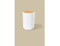 Witte pot met houten deksel op een beige achtergrond.