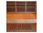 Interieur van een houten sauna met lattenwanden en banken, verlicht door warm licht.