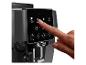 Vinger drukt op het touchscreen van een De'Longhi koffiezetapparaat, selecteert de Espresso-optie.