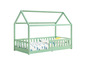 Een mintgroen kinderbed met een huisvormig frame.