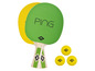 Twee groene pingpongbatjes met een schildpadlogo en drie gele pingpongballen.