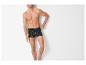 Man in zwarte boxershort met wit patroon